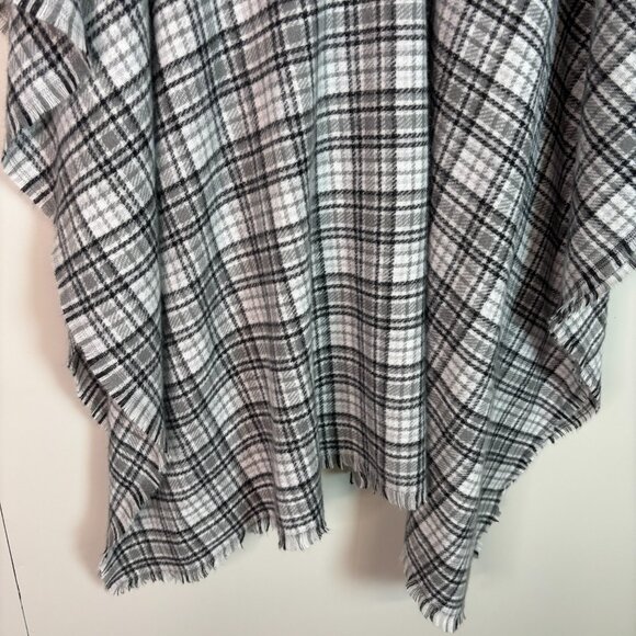 Old Navy Flannel Knit Poncho Ruana One Size Gray Plaid Fringe Open Cardigan - Picture 6 of 8